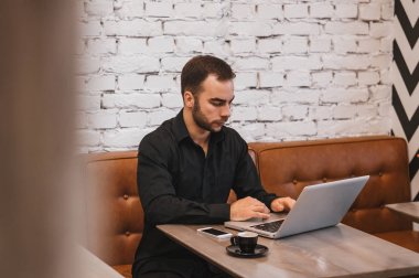 kafede oturan genç adam