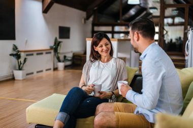 Evde kahve ile rahatlatıcı Çift 