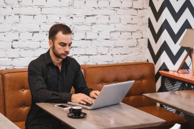 kafede oturan genç adam