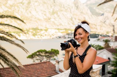 kadın holding kamera 