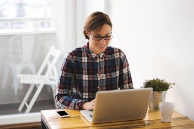 Ofis Masası çalışan kadın 