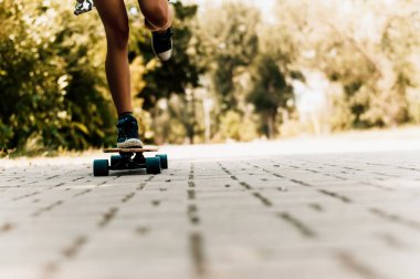 kadın longboard üzerinde sürme 