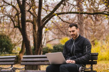 Dizüstü bilgisayar kullanan iş adamı 