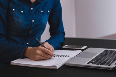 genç kadın yazılı notlar