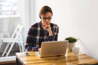 Ofis Masası çalışan kadın 