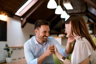 Mutlu çift el ele tutuşuyor.  