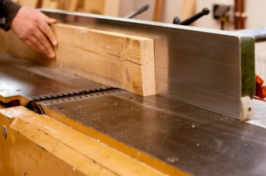 marangoz ahşap ile çalışır 