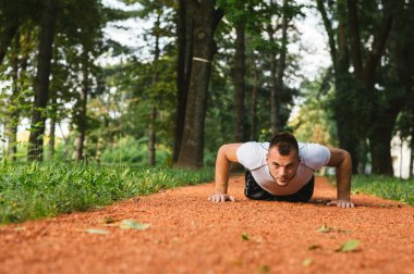 gönderme yapan yakışıklı erkek ups
