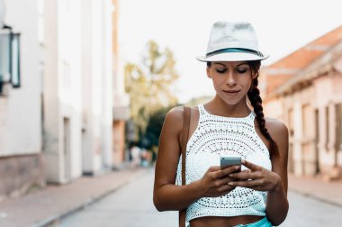 Cep telefonu kullanan kadın