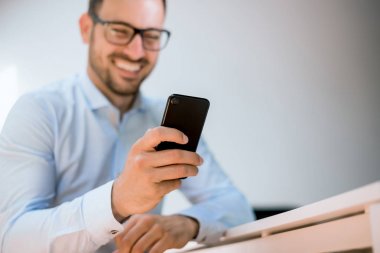 Modern smartphone kullanarak iş adamı