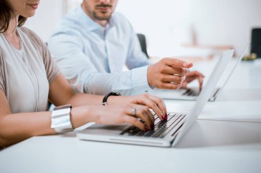 İş ekibi birlikte çalışıyor. 