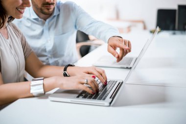 İş ekibi birlikte çalışıyor. 