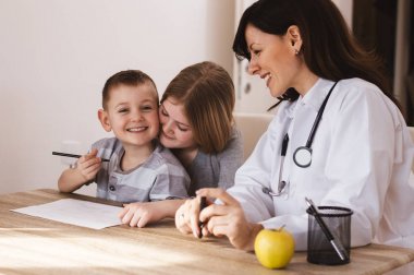 Doktor ve Kliniği'nde oynayan çocuklar