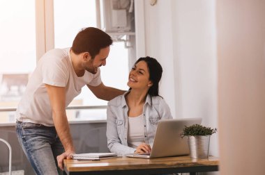 Dizüstü bilgisayar kullanan çift 