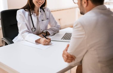 Doktor raporlama erkek hasta