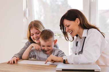 Doktor ve Kliniği'nde oynayan çocuklar