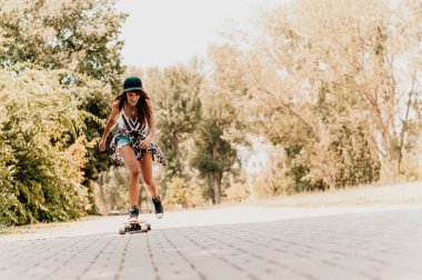 kadın longboard üzerinde sürme 