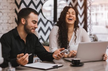 Çift birlikte çalışıyor.  