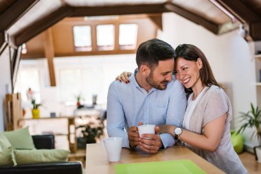 Evde kahve ile rahatlatıcı Çift 