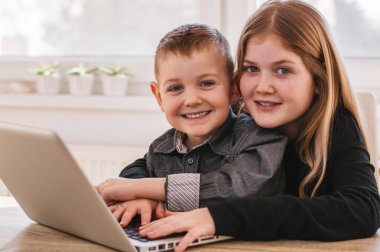 Bilgisayarda oynayan çocuklar