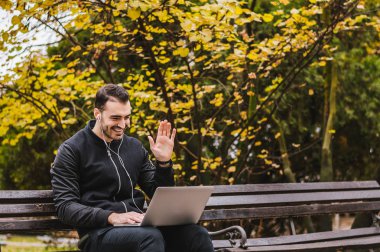 Dizüstü bilgisayar kullanan iş adamı 