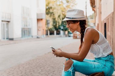 Cep telefonu kullanan kadın