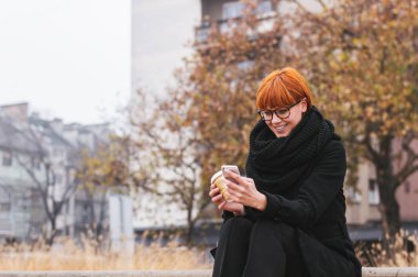 Akıllı telefon kullanan gülümseyen kadın. 