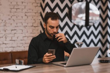 kafede oturan genç adam