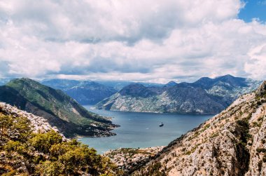 Rocky Dağları ile çevrili Gölü