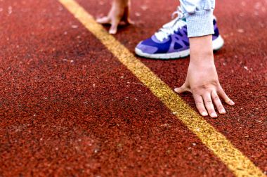 Start hattı üzerinde duran kadın