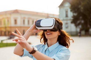 Sanal gerçeklik gözlüğü kullanan kadın