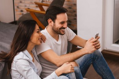 güzel çift telefon kullanma