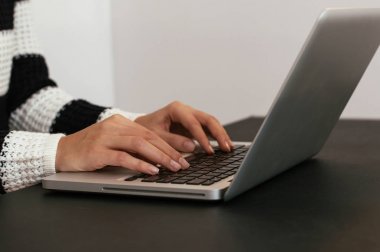 kadın el bilgisayar kullanarak 
