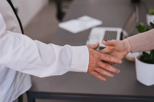 Dando la mano después de la reunión — Foto de Stock