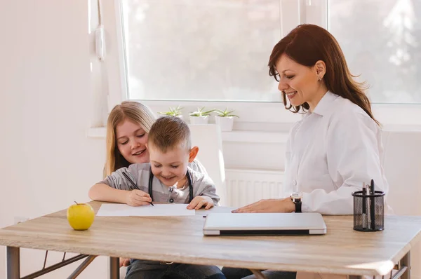 Arts en kinderen spelen bij kliniek — Stockfoto