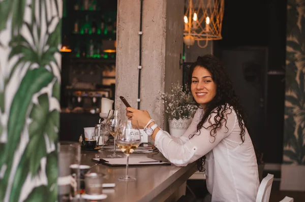 Mujer disfrutando de la copa de vino —  Fotos de Stock