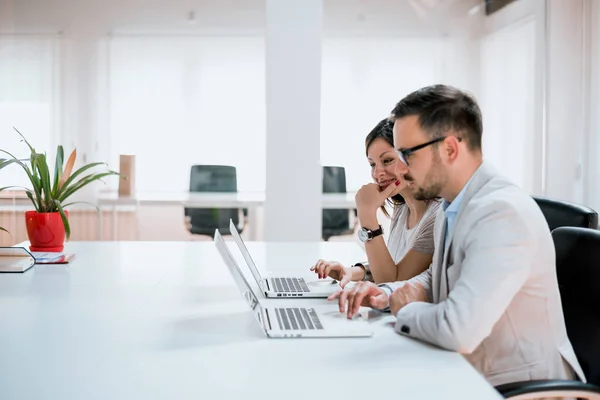 Geschäftsteam arbeitet zusammen — Stockfoto