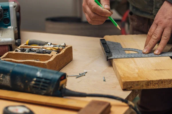 Carpintero trabajando con madera —  Fotos de Stock