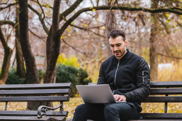 Hombre de negocios usando portátil — Foto de Stock