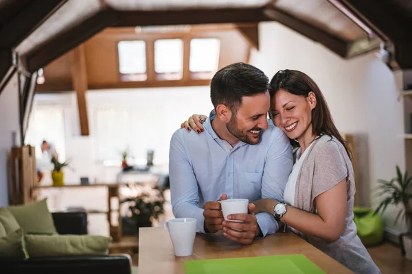 Pareja relajándose en casa con café — Foto de Stock