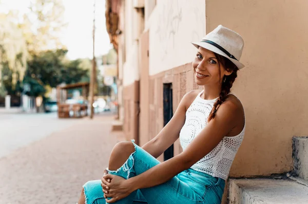 Woman sitting on street — Stock Photo, Image