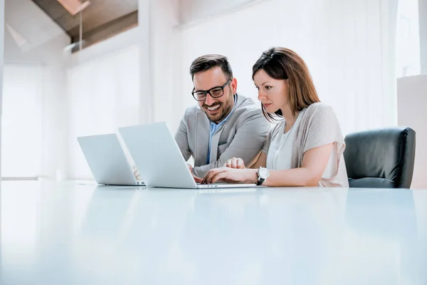 Geschäftsteam arbeitet zusammen — Stockfoto