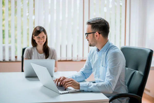 Equipo empresarial trabajando juntos —  Fotos de Stock