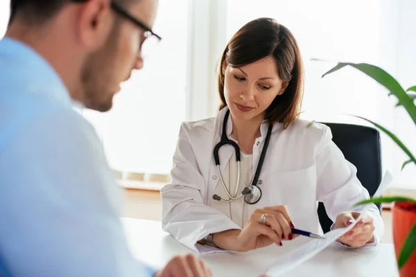 Arzt meldet männlichen Patienten — Stockfoto