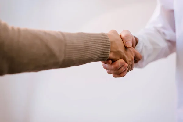 Dando la mano después de la reunión — Foto de Stock