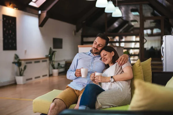 Pareja relajándose en casa con café — Foto de Stock