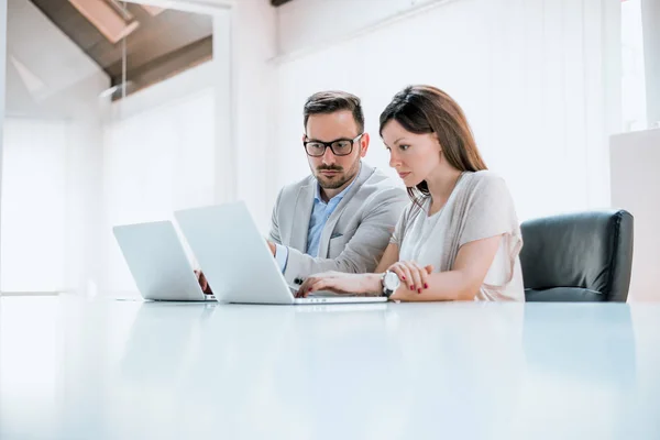 Equipe de negócios trabalhando juntos — Fotografia de Stock