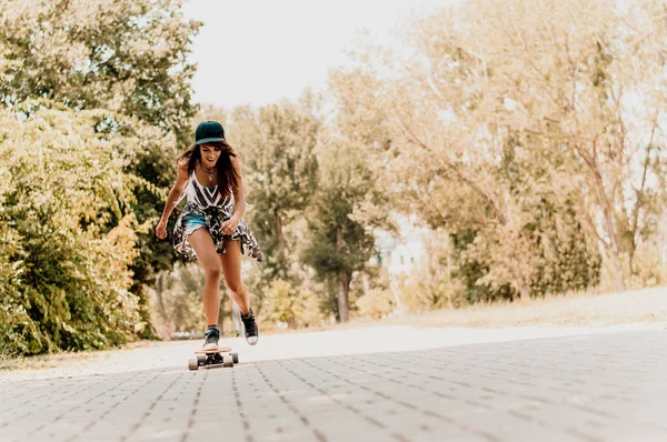 Vrouw rijden op longboard — Stockfoto