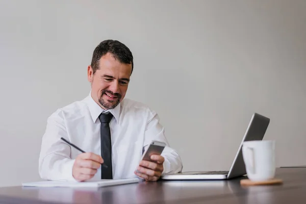 Mensaje de lectura del empresario —  Fotos de Stock