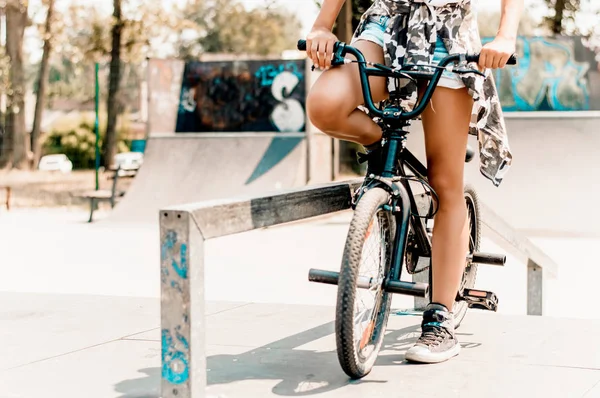 Frau sitzt auf Fahrrad — Stockfoto